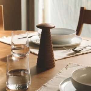 Zout-, peper- en specerijenmolen van bruin geverfd beukenhout. Yucatan