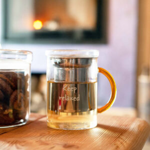 Theepot van borosilicaatglas met roestvrijstalen filter, gekleurd handvat en decoratieve Keep Relaxed-letters. Geel. 420ml